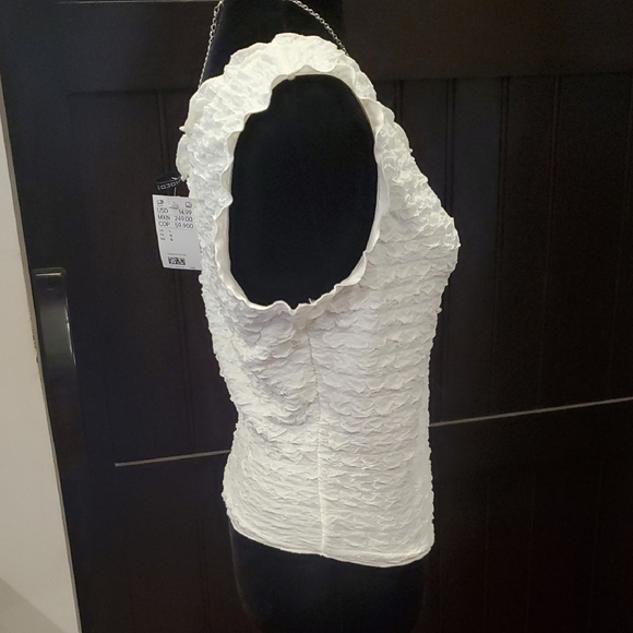 DIVIDED White Textured One-Shoulder Top. Size Large - Picture 2 of 8